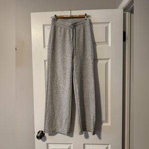 Great condition Aritzia TNA drawstring pants. Size S.